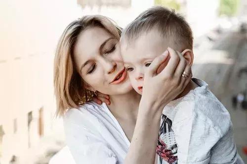 8岁女孩胸部发育,长不高,医生分析可能和它有关...