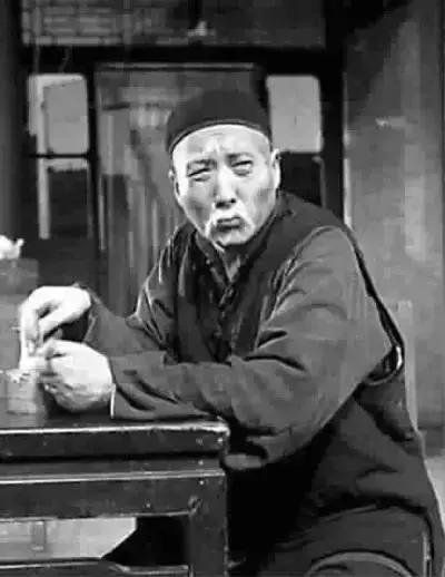 何冰自曝刚出道的自己借七分钟戏,何冰跑龙套十年40岁终有名气