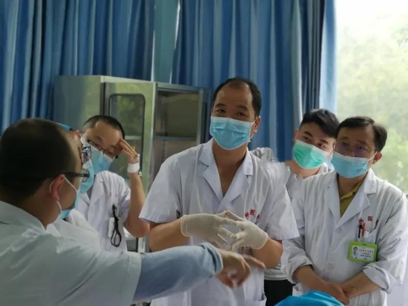 果冻卡死小孩,果冻卡住气管视频