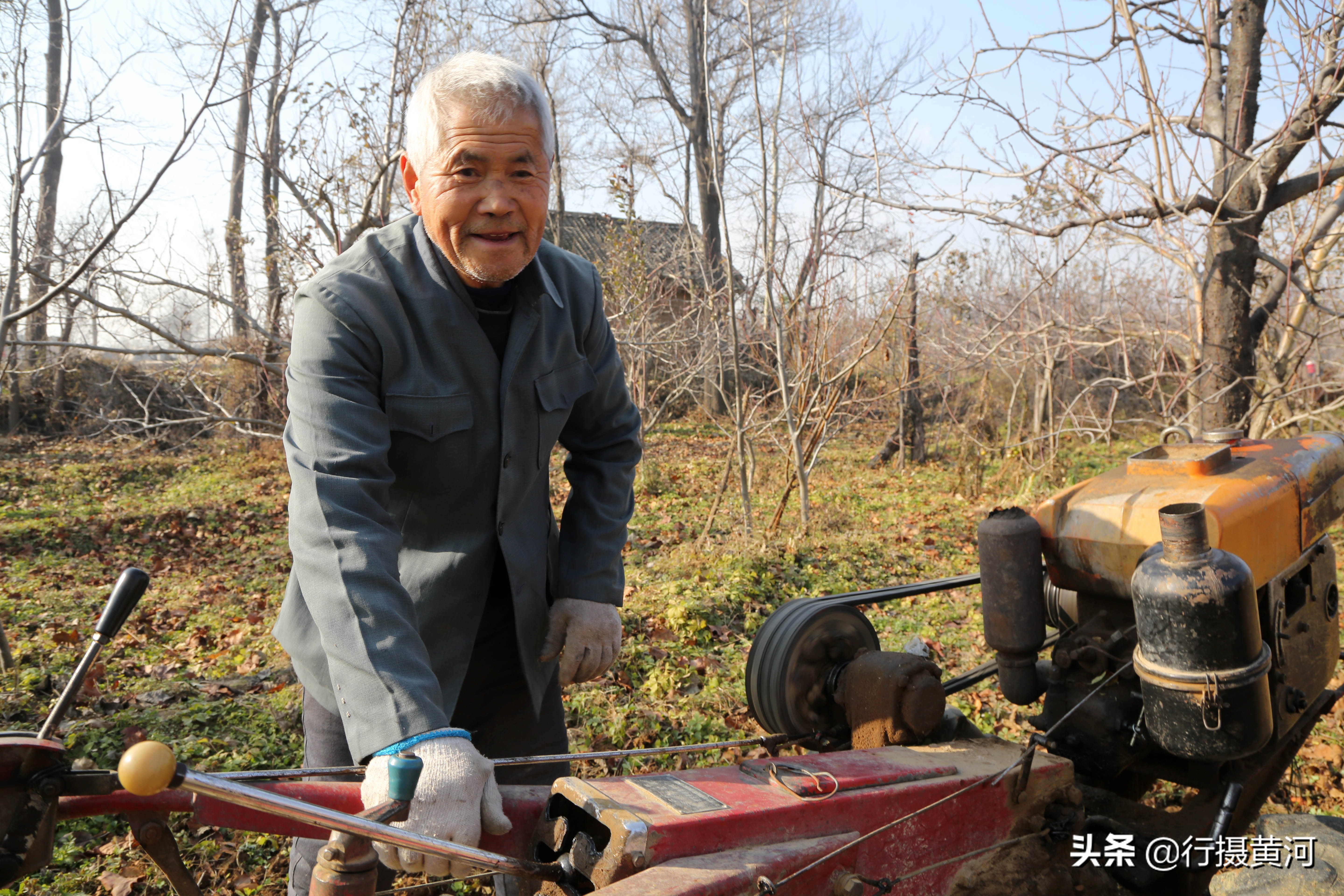 1985老铁牛55型拖拉机,铁牛力大无穷