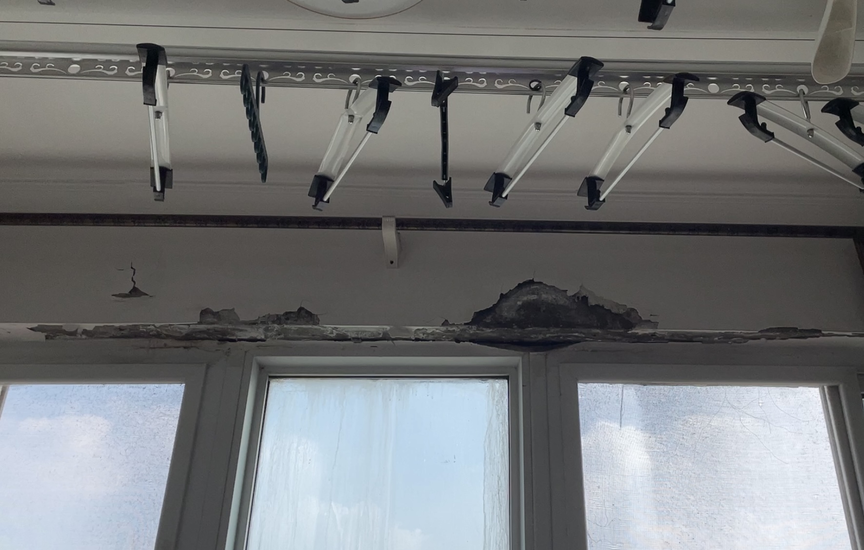 小区房屋漏雨多年未解决,郑州一小区墙体出现裂缝后续