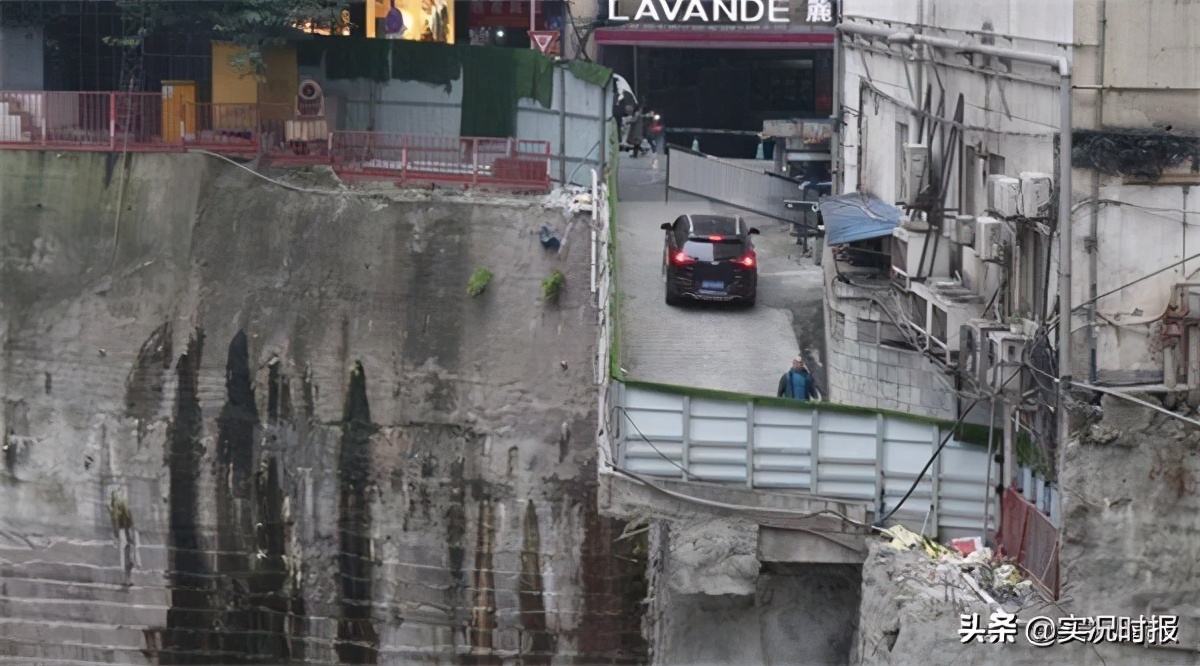 重庆楼中间的露天停车场,重庆狭窄的地下停车场