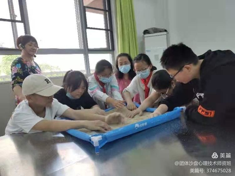 中社联“心社联动送安心”公益行——体验式团体沙盘心理辅导活动走进武汉关小学