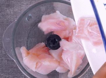 鱼丸纯手工怎么做成的,特别滑嫩的鱼丸