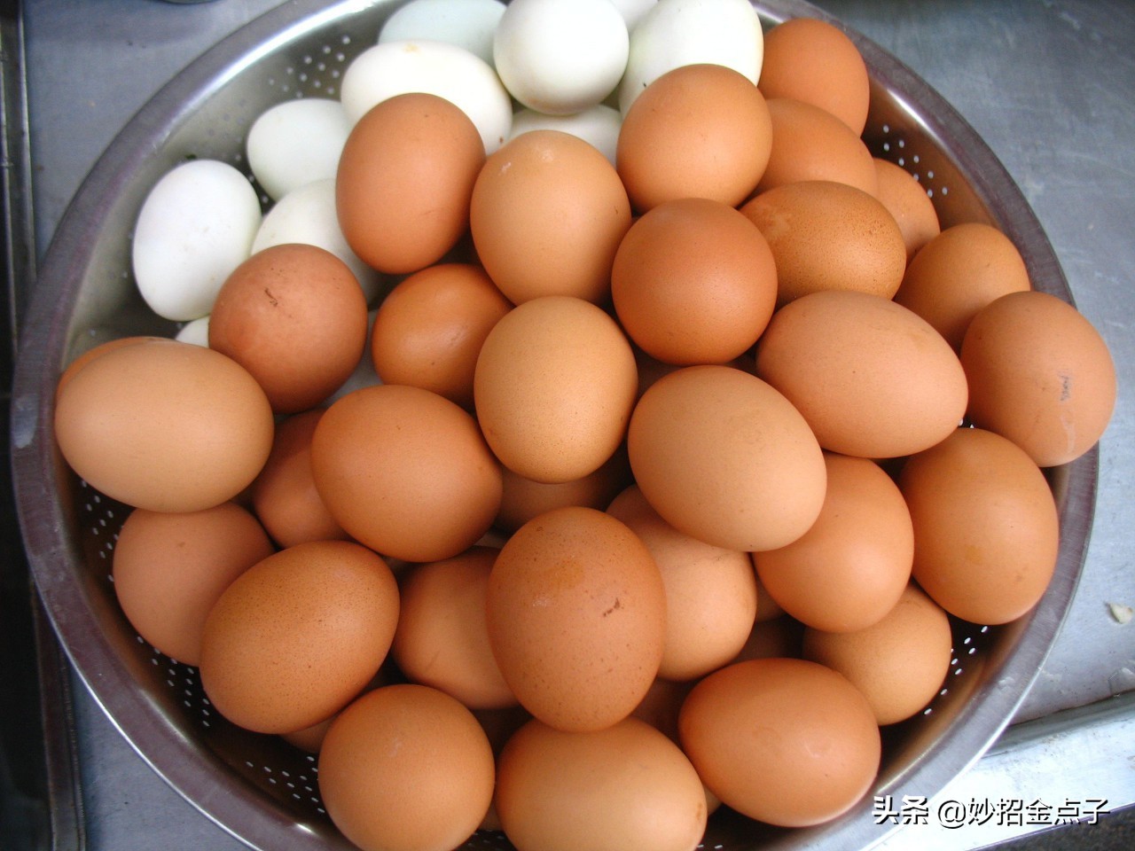 腌咸蛋个个冒油的方法,咸蛋怎样才能腌出油来