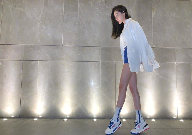 张天爱黄绿条纹袜子,张天爱分享足球袜穿搭秘籍