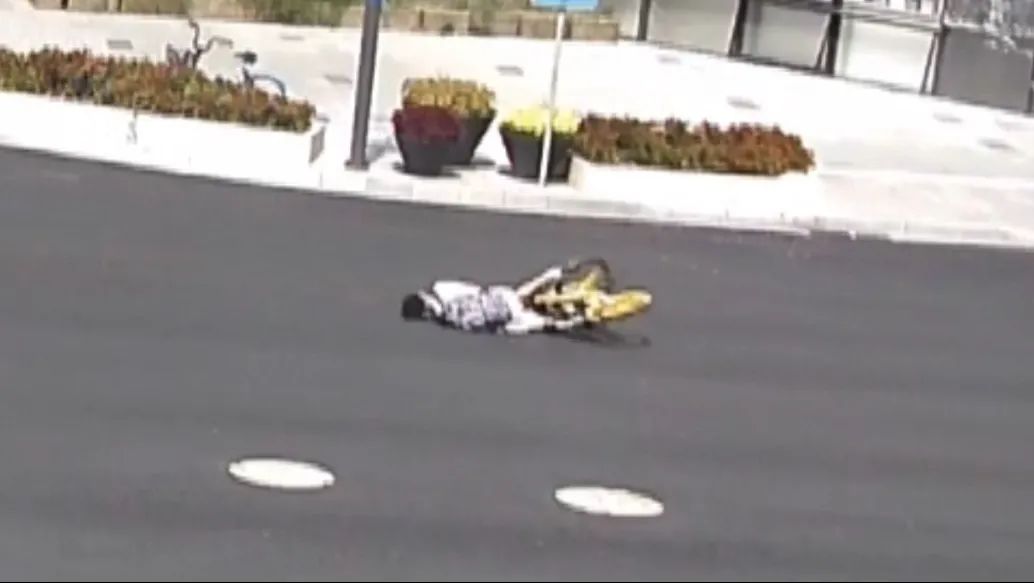 男子突发低血糖民警暖心送医,男子突发低血糖民警紧急救援