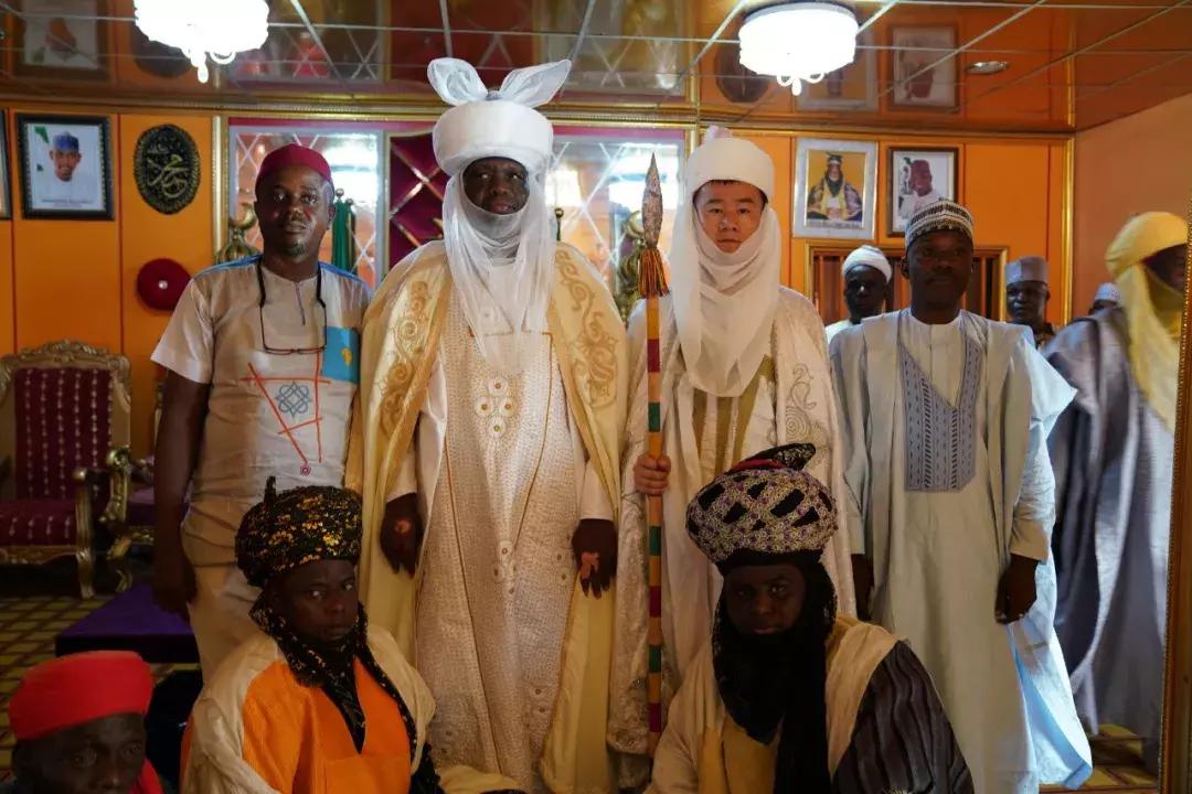 河南小伙被封非洲酋长:别人最关心“能娶几个媳妇”