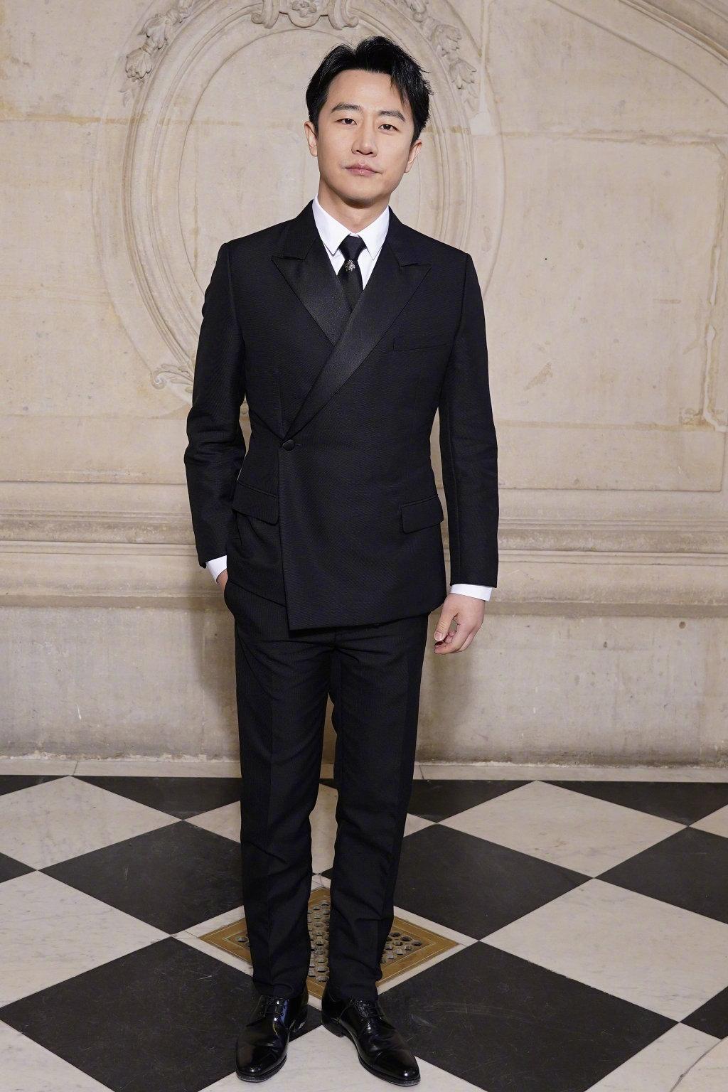 看过黄轩的西装造型，才知道什么是“霸总本霸”，禁欲又绅士