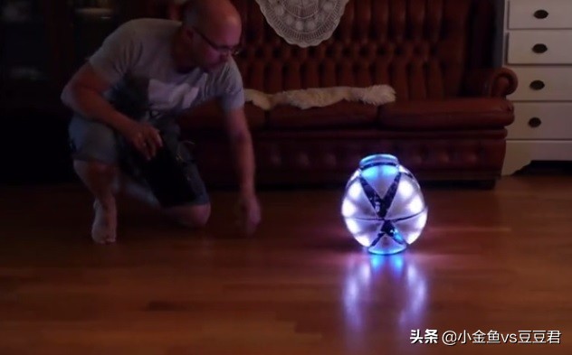 能踢球的智能机器人,能踢足球机器人