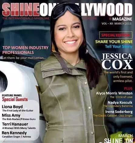 无手臂女孩开车,无臂女孩用脚玩王者荣耀