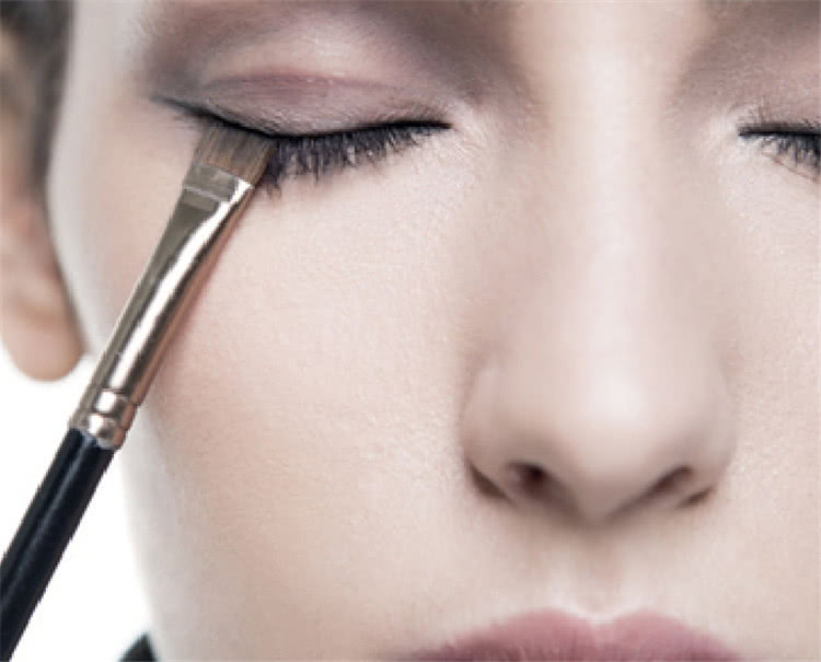 画眼线手不抖技巧,画眼线手不抖的技巧