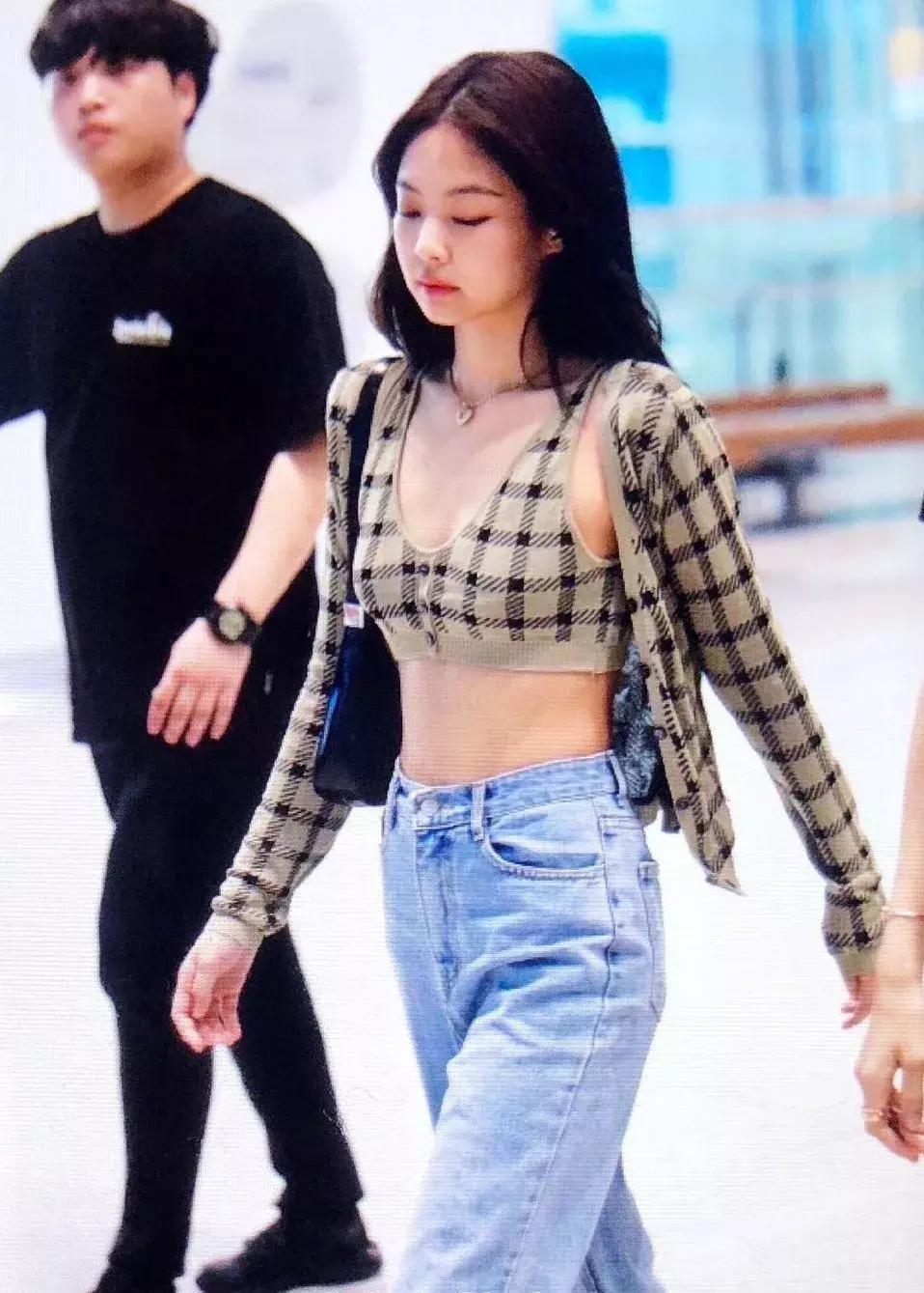 刘雯米兰时装周试装,刘雯维密走秀比心