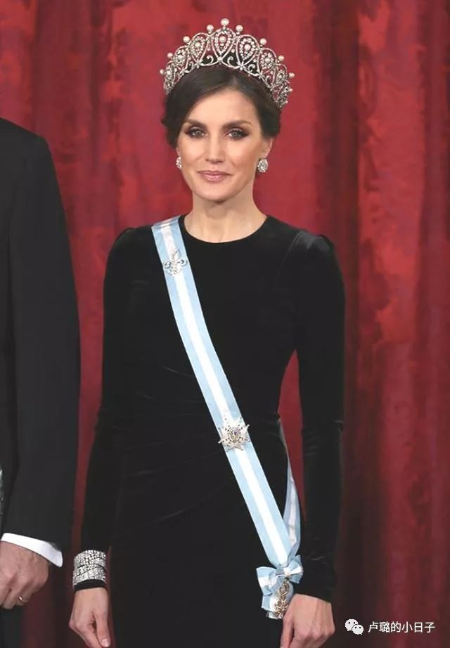 英国女王戴的超级超级珍贵的王冠,各国女王加冕皇冠图片