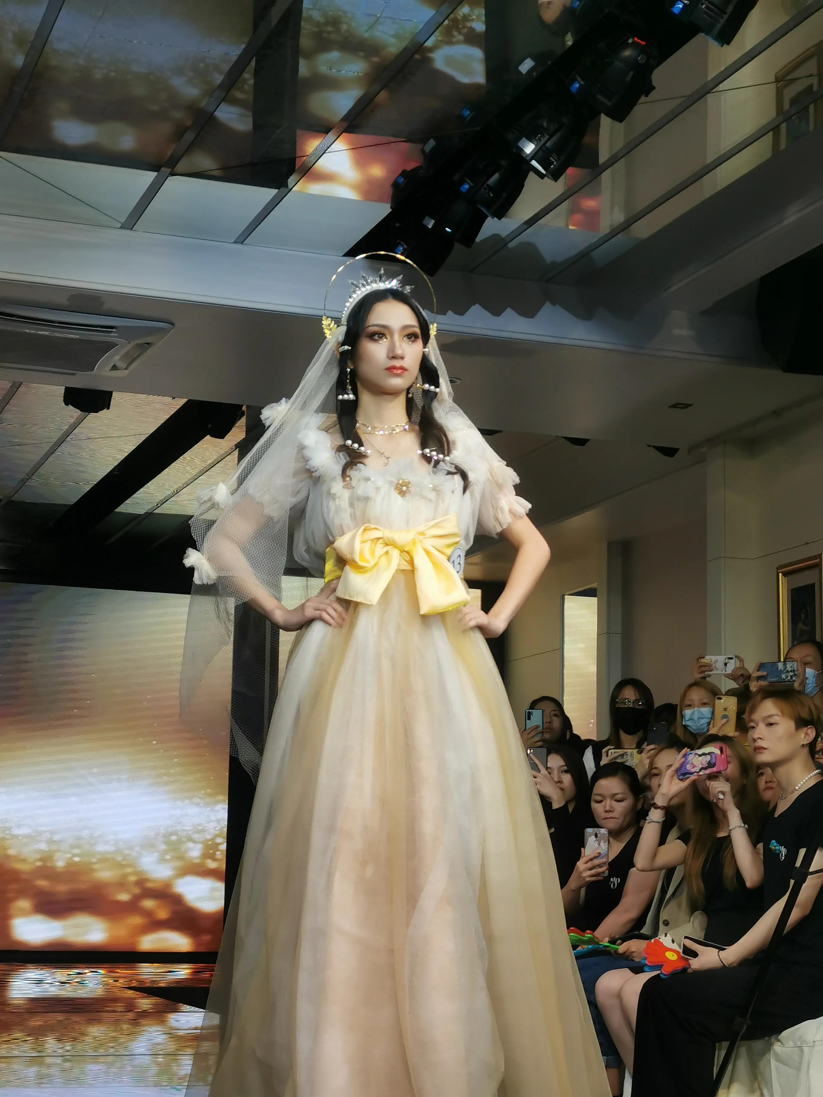 在毛戈平学校学习,在毛戈平学化妆后的前景