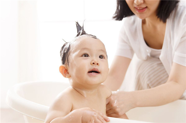 小孩子头发不好剃光头有用么,小孩不长头发要不要剃光头