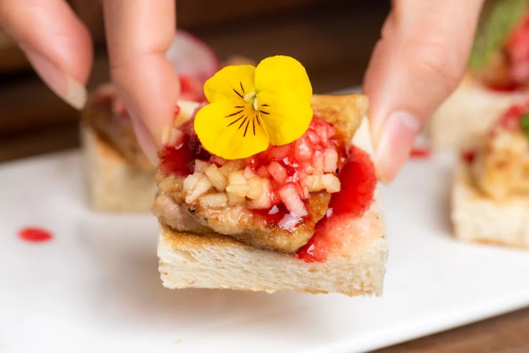 之心城这家餐厅堪称“西餐界CHANEL”,小姐姐们都抢着去