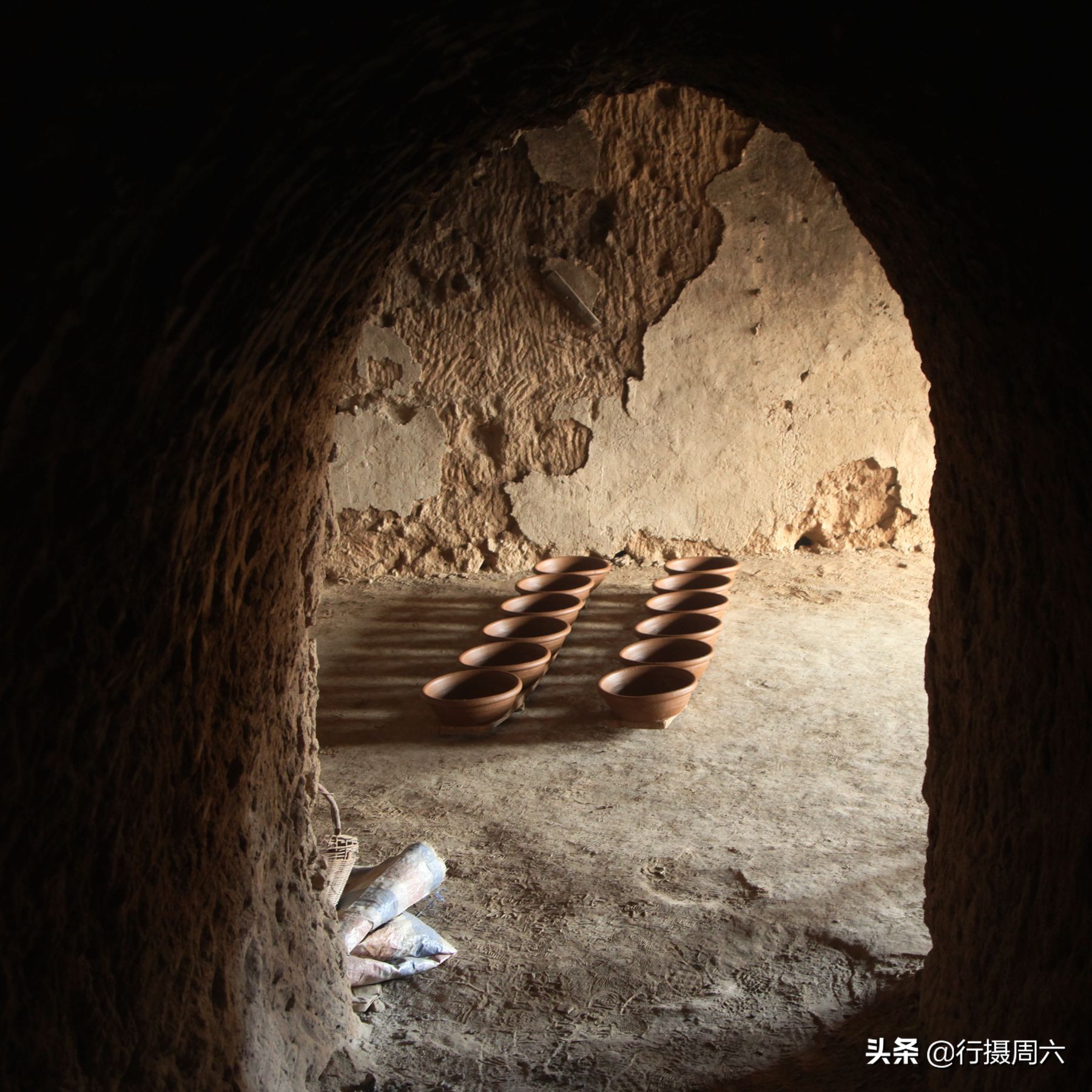 小伙深山隐居烧制陶罐,河南大山陶罐