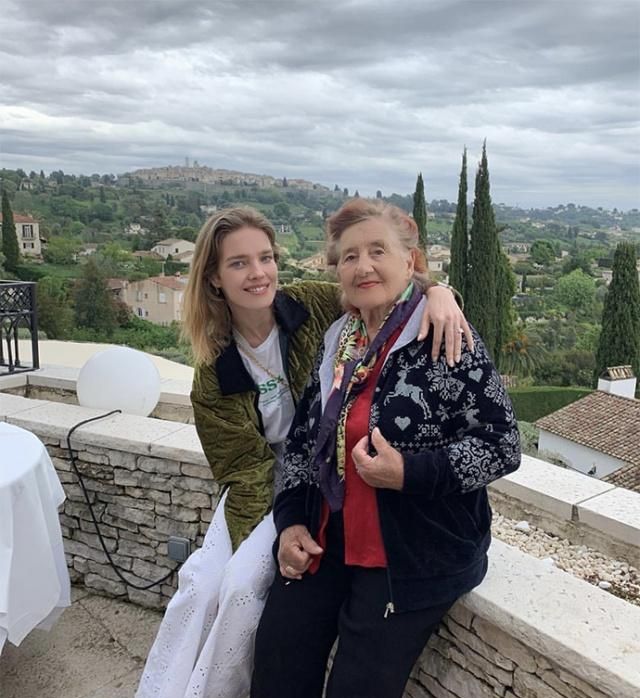 戛纳之后LV太子妃又美了！烫卷发涂红唇穿花裙，高贵感不输王妃