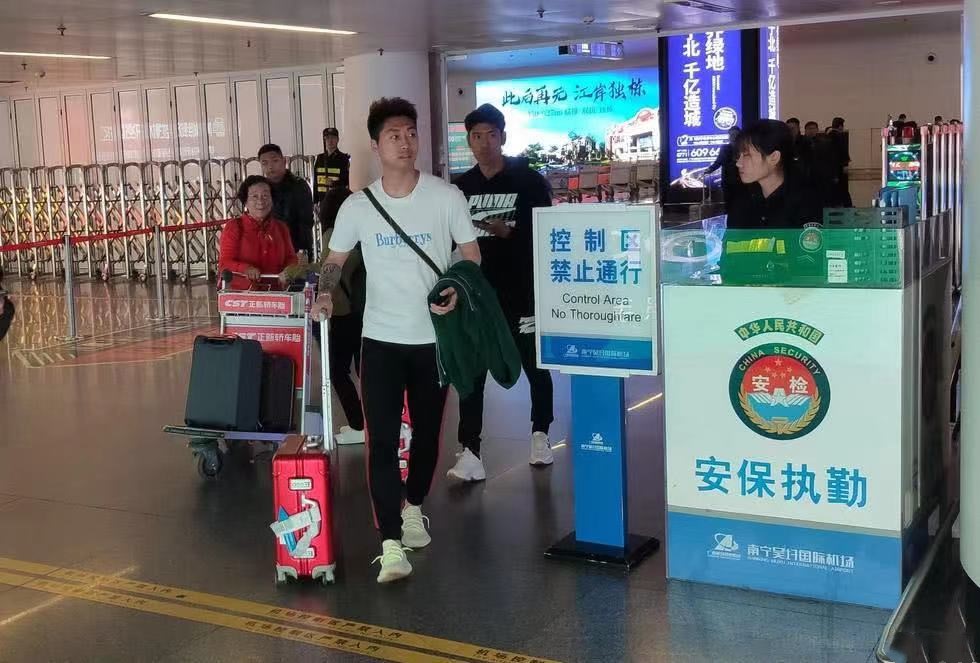 中国男足备战中国杯，各位国脚现身机场，名牌衣服和奢侈品很抢镜