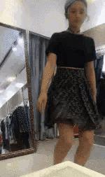 搞笑gif你以为我会乖乖地转圈吗,打着伞跳舞搞笑视频