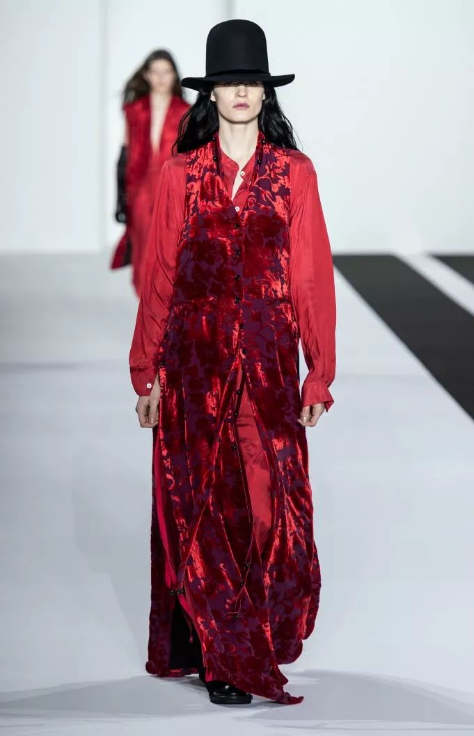 秋天穿丝绒太美太高级了 (轻薄高级的丝绒质地太讨人喜欢了)