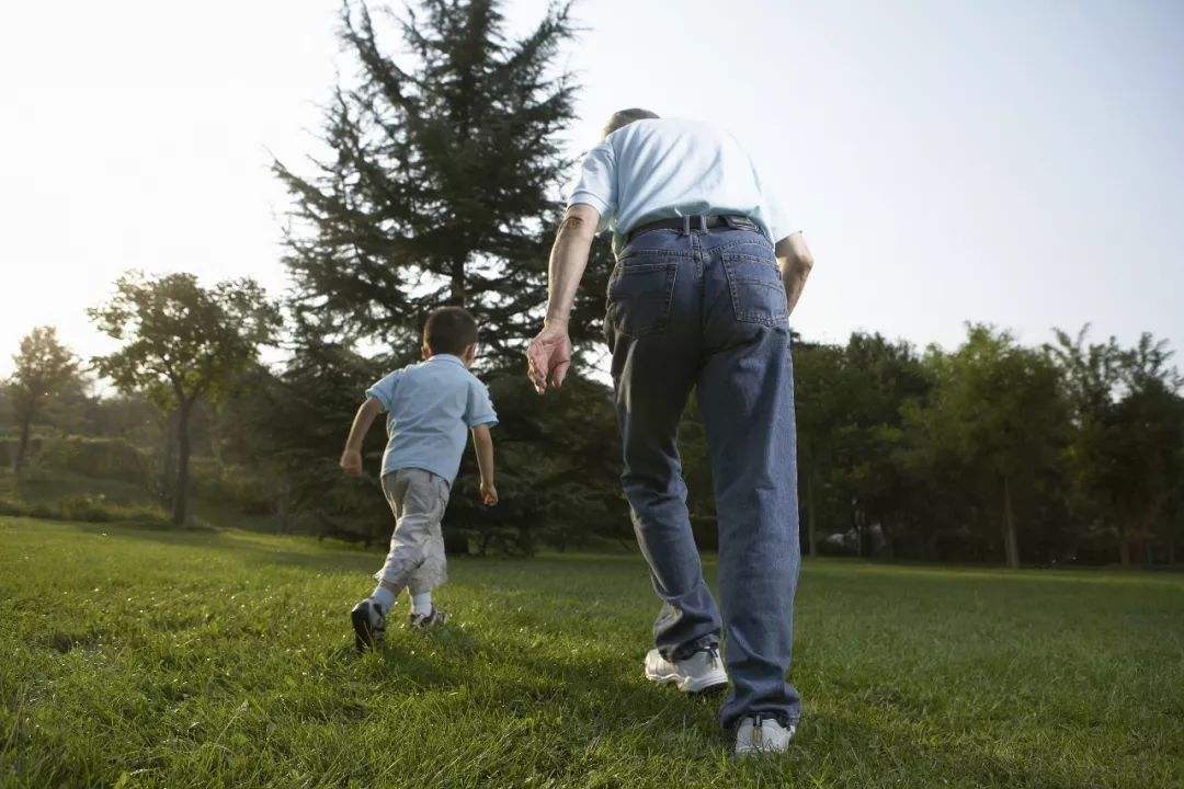 孩子总是依赖你该怎么办,怎样不要让孩子太黏人