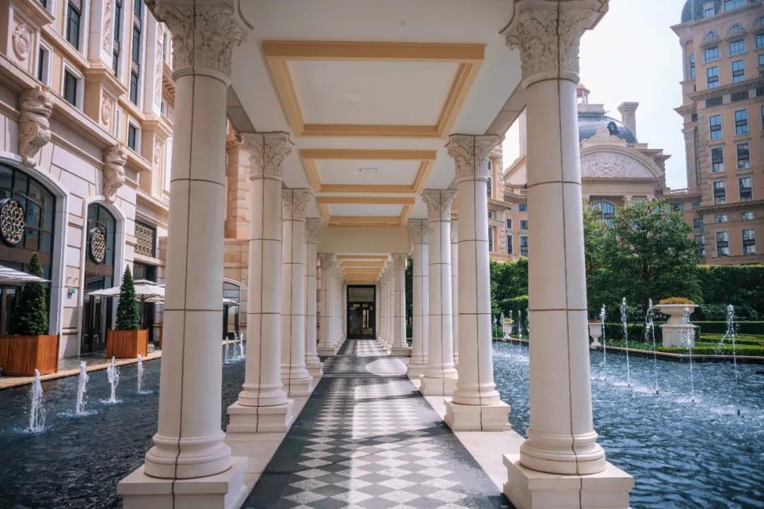 200块钱住北京,200块住酒店吃大餐