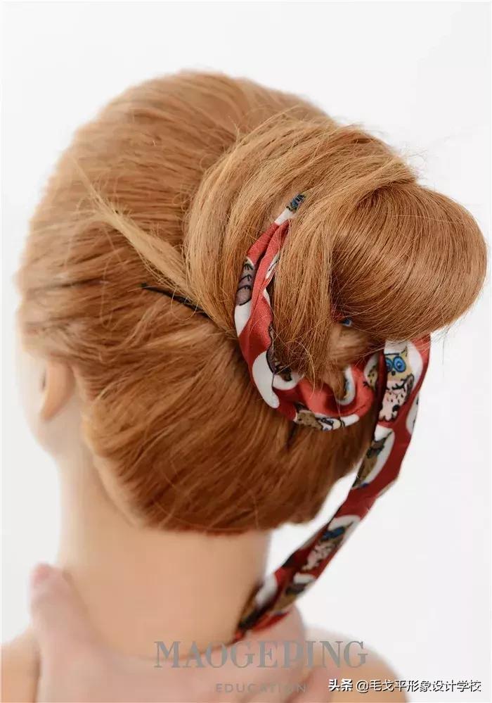 适合30-40岁减龄丸子头加发带,一根发带显脸小的发型