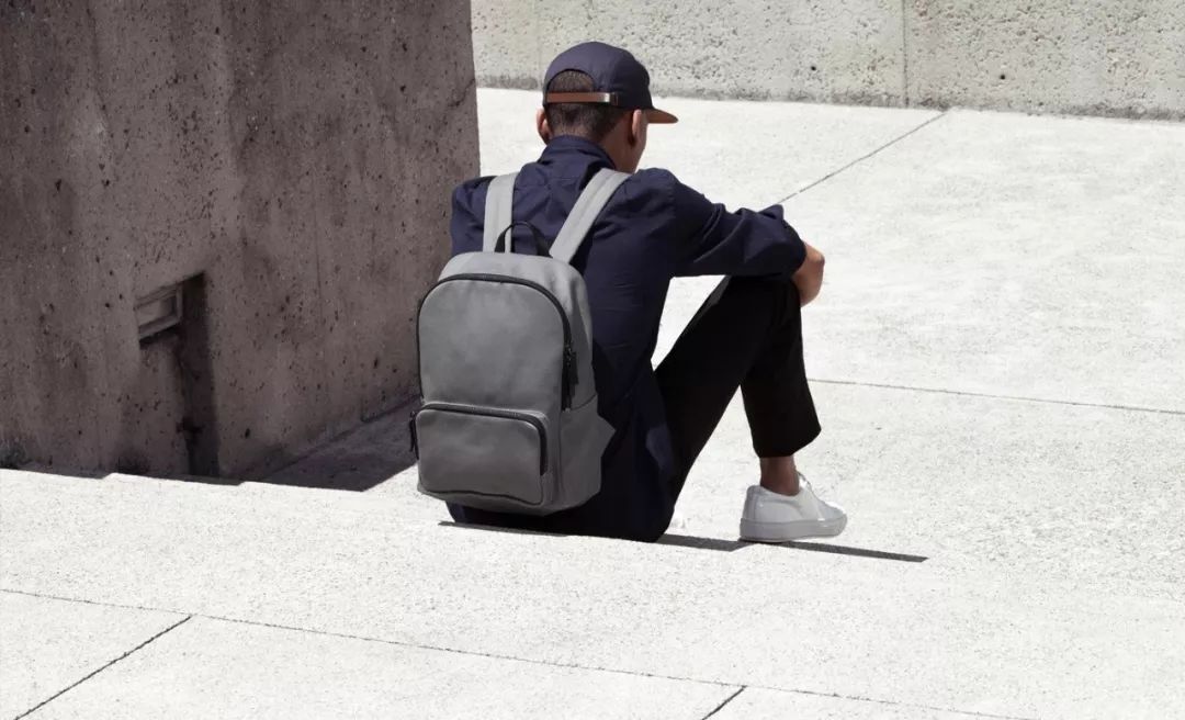 职业女性背什么包见客户,双肩包可以背一个肩膀