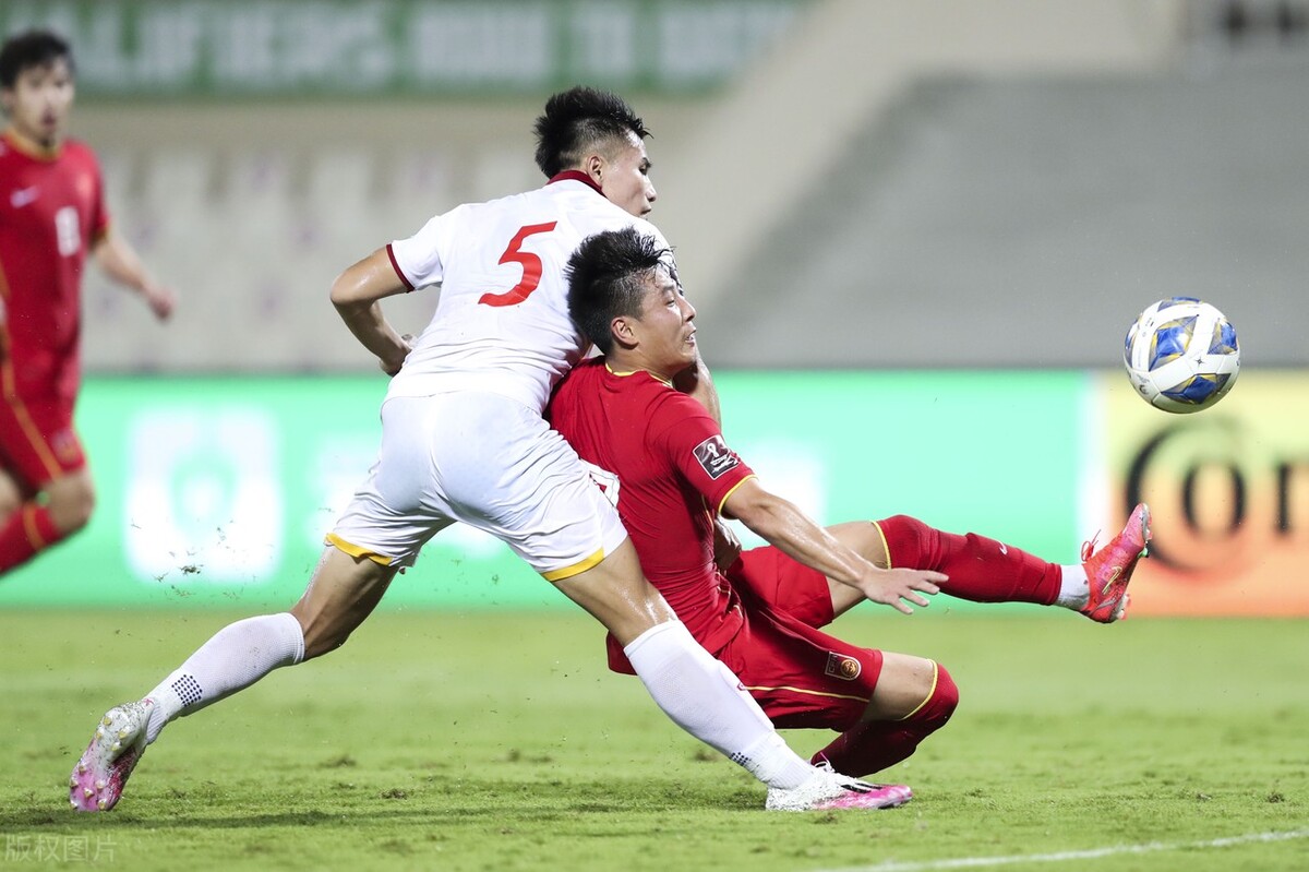 梅开二度武磊,武磊绝杀国足3:2越南取12强赛首胜