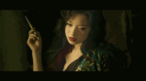盘点影视中女明星迷人的抽烟镜头,张曼玉经典抽烟镜头