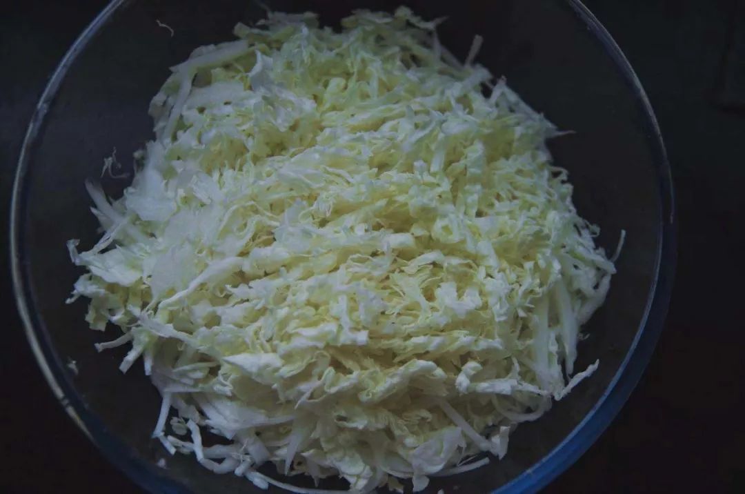 凉拌白菜小窍门清凉爽口简单好吃,凉拌大白菜最好吃的做法第一美食