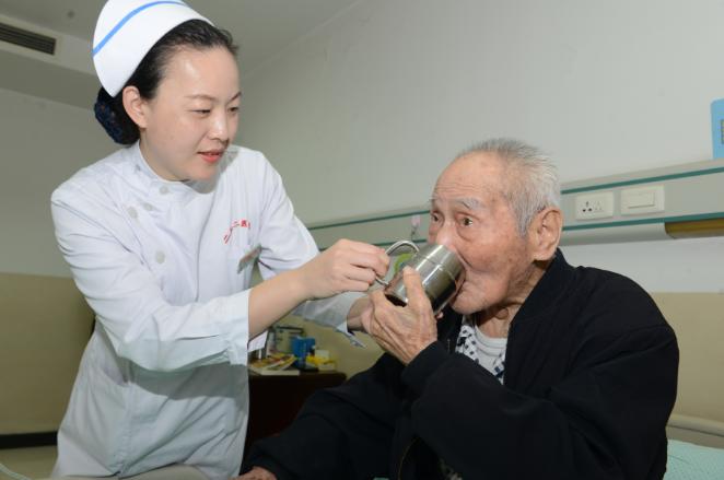 点燃青春映夕阳——记252医院干部病房文职护士长陈蕾