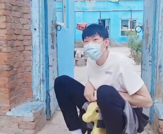 巩晓彬阿的江赛后握手,巩晓彬与杜锋交流