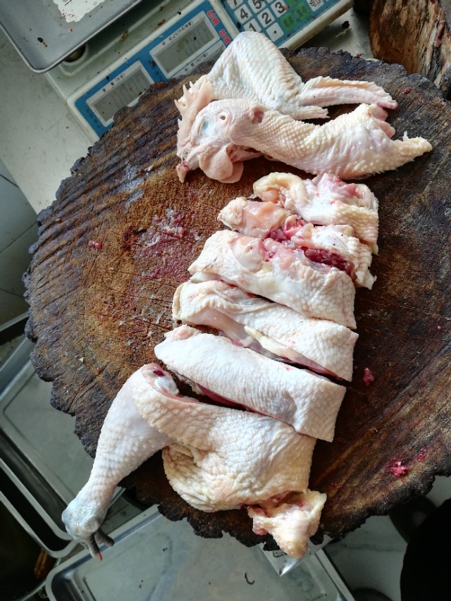 鸡怎么剁成小块视频,如何把整鸡分解小块