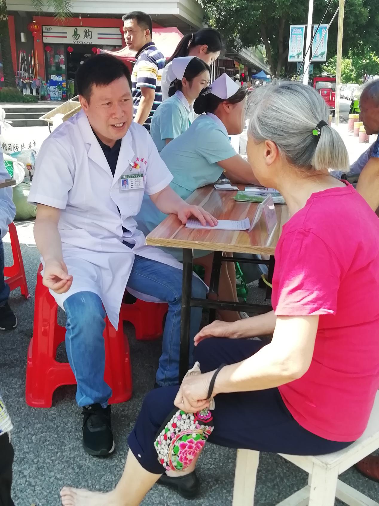 兴安界首骨伤医院一站式服务中心,送医送药送健康爱心义诊进农村