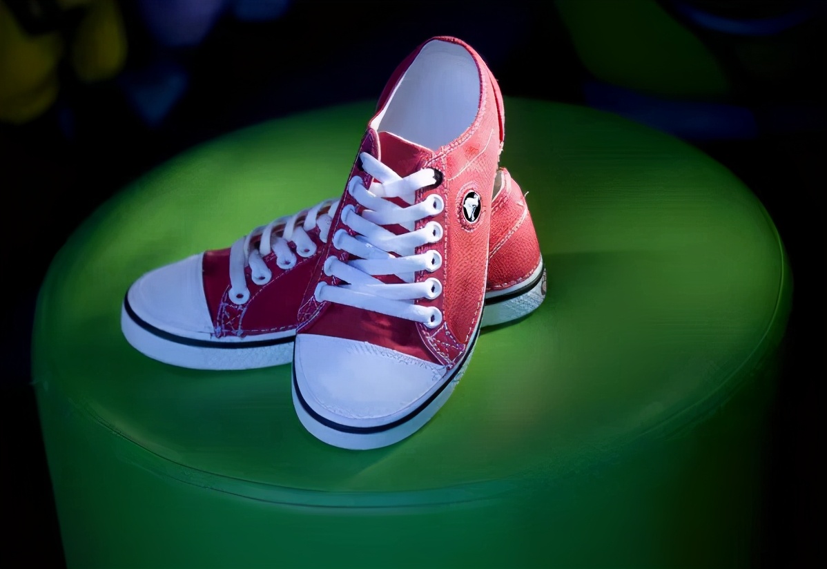 大哥最爱的洞洞鞋,女孩怎么抢着穿?