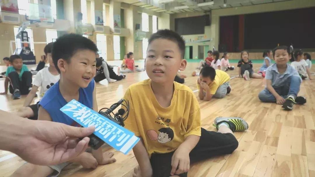 杭州小学二年级体育课居然要考劈叉？家长们全懵了