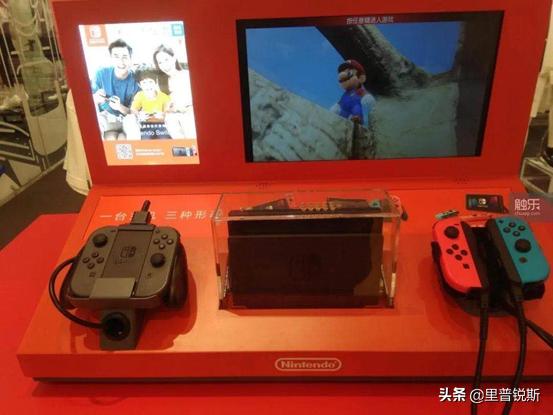 一家服装店、一台游戏机，还有是玩家或不是玩家的许多人。