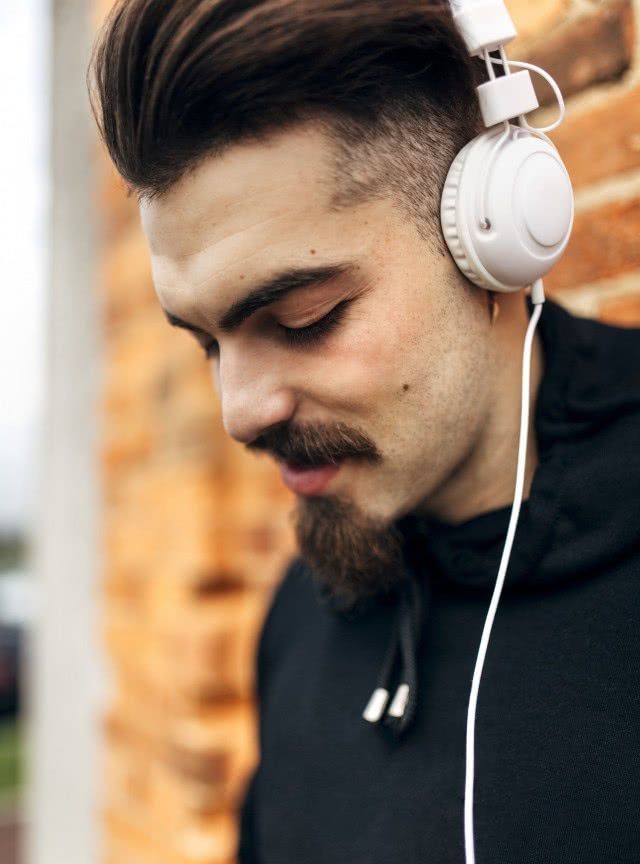 圆脸侧背头发型,细软塌发质圆脸适合什么背头