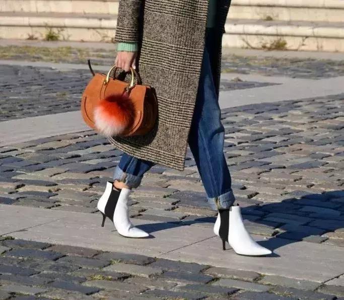 冬天的靴子是买小还是买大,冬季靴子如何买暖和