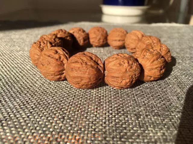 京八棱小核桃纹路和尺寸哪个重要,1.8尺寸野生小核桃手串