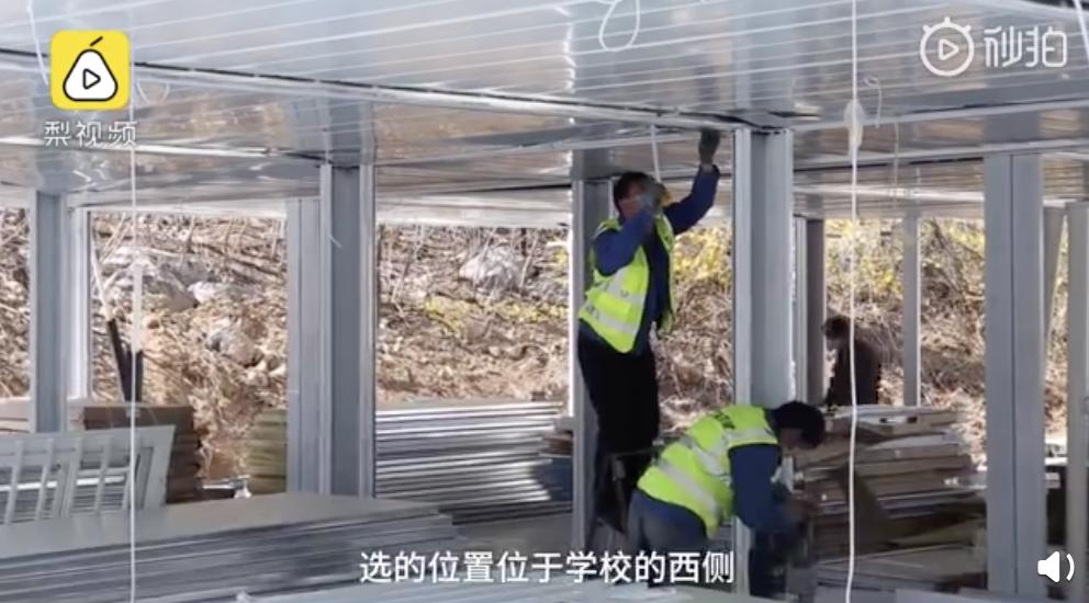 山东一学校食堂火了!一张餐桌4个凳子锁了3个,只容一人孤独地坐着