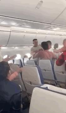 新加坡酷航迫降,万米高空飞机返航