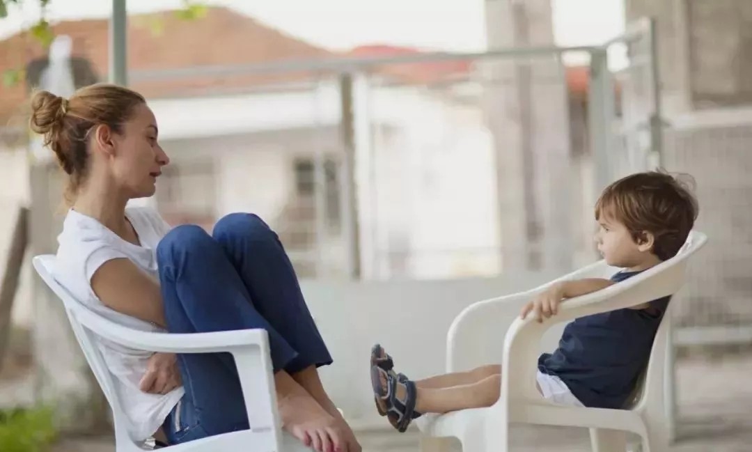 四岁宝宝啃手指甲脚趾甲怎么回事,四岁宝宝啃脚指甲怎么回事