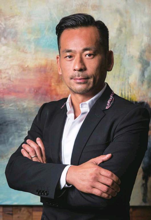 身价百亿的周焯华,周焯华真人照片