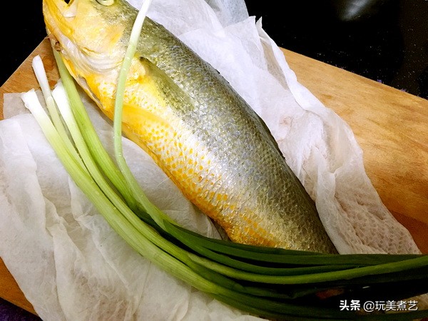 炸香酥黄瓜鱼,油炸红烧黄瓜鱼的做法