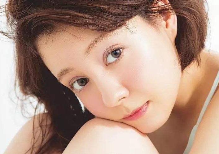 适合夏天的水蜜桃妆,夏天化妆推荐底妆