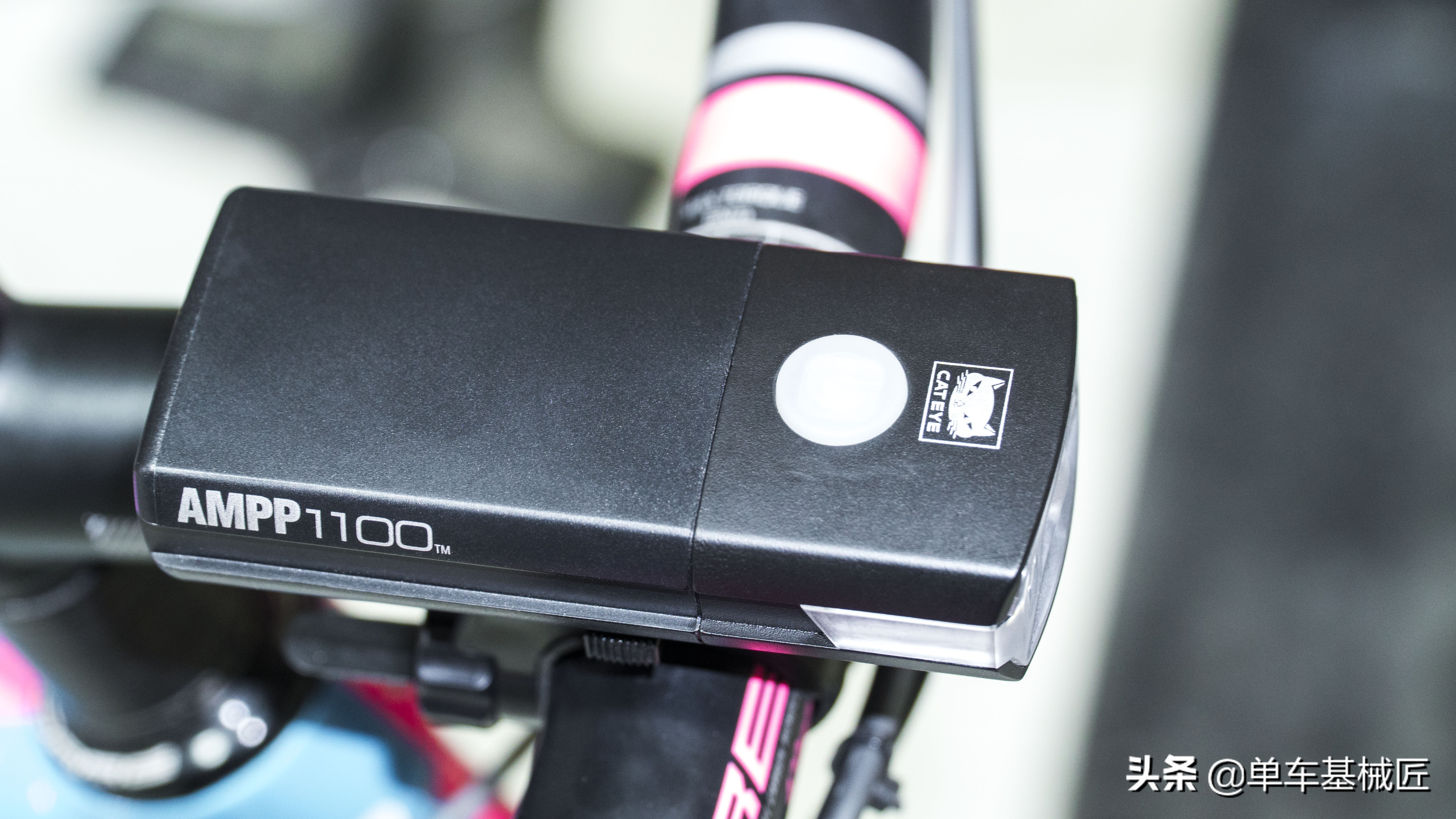 猫眼的信号灯闪红色怎么回事,猫眼上的灯为什么有时会亮